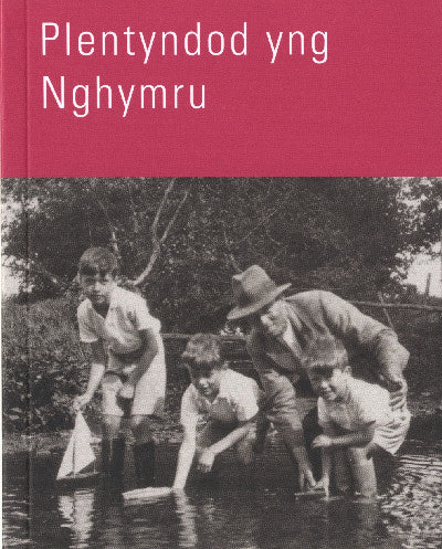 Clawr llyfr / Book cover: Plentyndod yng Nghymru