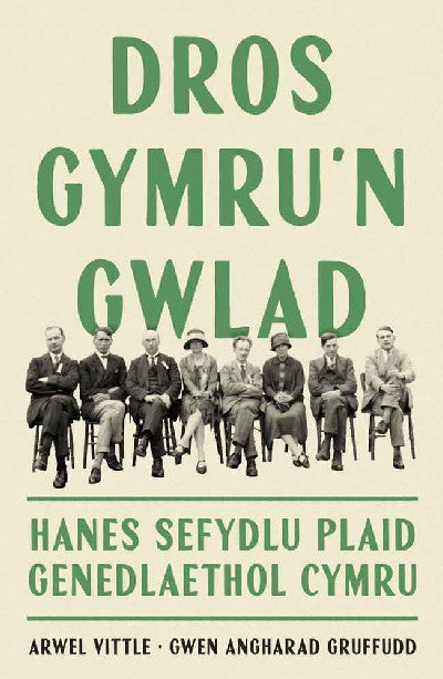 Clawr llyfr / Book cover: Dros Gymru'n Gwlad: Hanes Sefydlu Plaid Genedlaethol Cymru