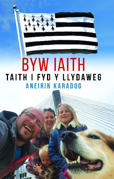 Clawr llyfr / Book cover: Byw Iaith - Taith i Fyd y Llydaweg