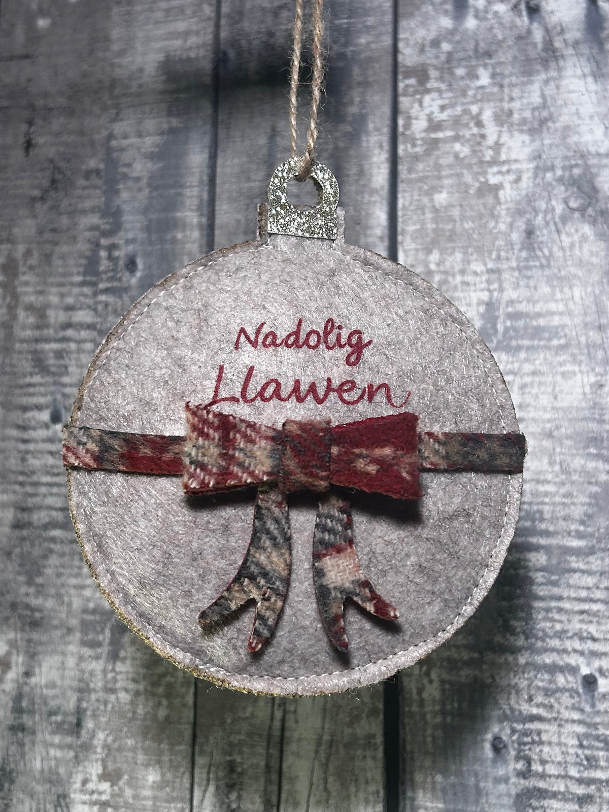 Addurn Coeden ffelt â riban 'Nadolig Llawen' | Cardiau.Cymru - Siop Y Pentan