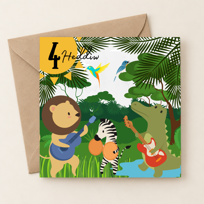 Cerdyn pen-blwydd 4 oed gyda band o anifeiliaid y jyngl, yn wastad gydag amlen frown / Welsh 4th birthday card shown flat with a brown envelope.