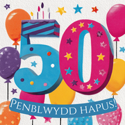 Dyluniad cerdyn pen-blwydd 50 oed gyda rhif 50 glas a phinc, canhwyllau a balwnau