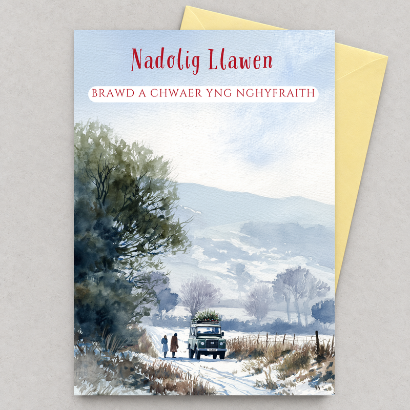 Cerdyn Nadolig ar gyfer Brawd a Chwaer yng Nghyfraith gyda tirwedd gaeafol, cerddwyr a cherbyd ar lôn eira, yn gorwedd yn fflat gydag amlen felen / Welsh Christmas card for a brother and sister-in-law, lying flat with an envelope