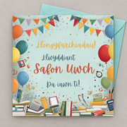 Cerdyn llwyddiant Safon Uwch gyda baneri, balwnau a llyfrau lliwgar, yn gorwedd yn fflat gydag amlen laswyrdd