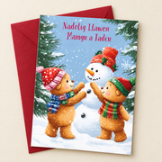 Cerdyn Nadolig Mamgu a Tadcu – Tedi / Welsh Christmas card with two teddies and a snowman, lying flat beside a deep red envelope.