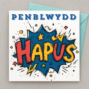 Cerdyn pen-blwydd gyda dyluniad comig lliwgar 'Hapus', yn gorwedd yn fflat gydag amlen laswyrdd