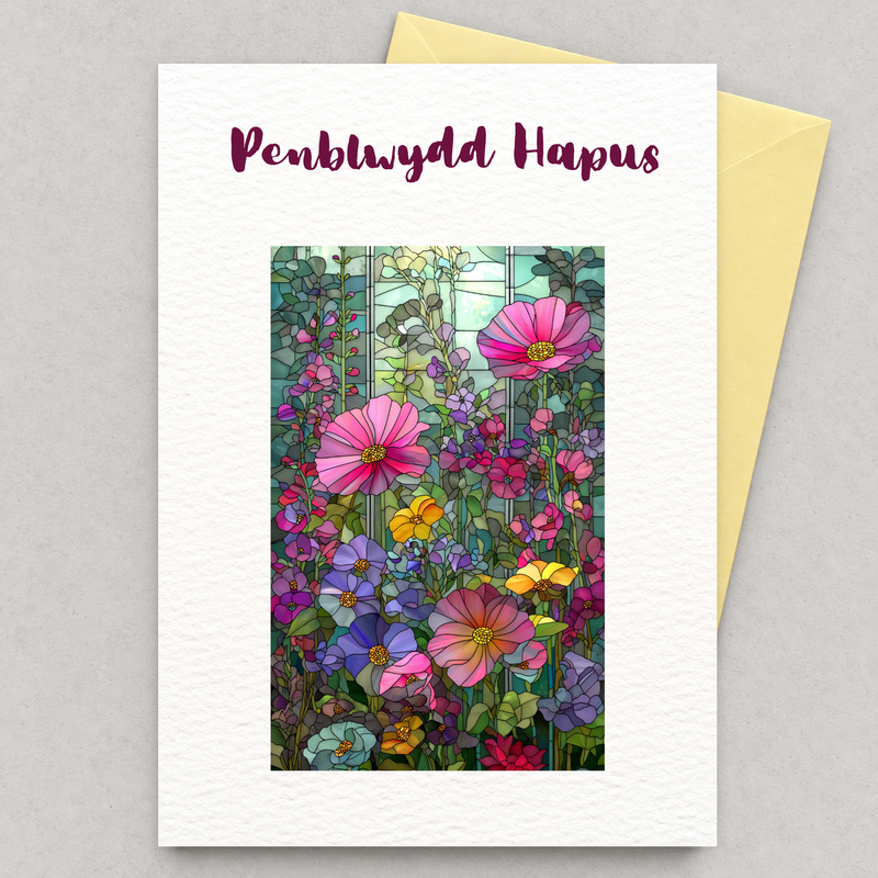 Cerdyn pen-blwydd gyda panel o flodau lliwgar mewn gardd, yn gorwedd yn fflat gydag amlen felen