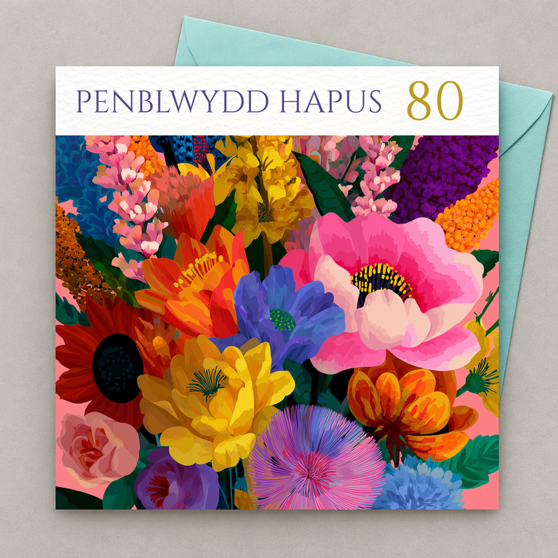 Cerdyn pen-blwydd yn 80 oed gyda blodau lliwgar a'r rhif 80, yn gorwedd yn fflat gydag amlen laswyrdd