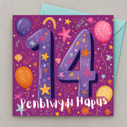 Cerdyn pen-blwydd 14 oed gyda rhif 14 porffor, sêr a balwnau, yn gorwedd yn fflat gydag amlen laswyrdd