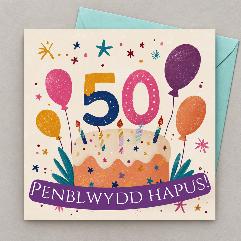 Cerdyn pen-blwydd 50 oed gyda rhif 50, cacen a balwnau, yn gorwedd yn fflat gydag amlen laswyrdd