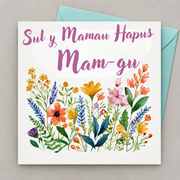 Cerdyn Sul y Mamau i Mam-gu gyda blodau gwyllt lliwgar, yn gorwedd yn fflat gydag amlen laswyrdd